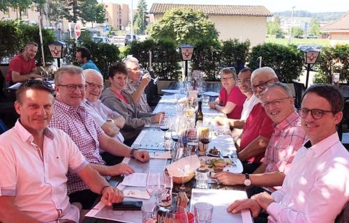 Das Bild zeigt Pirmin Andermatt beim Lunch mit der Supportervereinigung Club 90